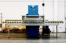 HF welding machine 15kW-50kN with side-to-side tray system